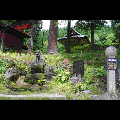 龍の口から注ぐ湧水