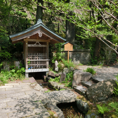 温泉街の湧水
