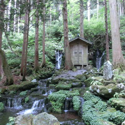 滝となって流れる湧水