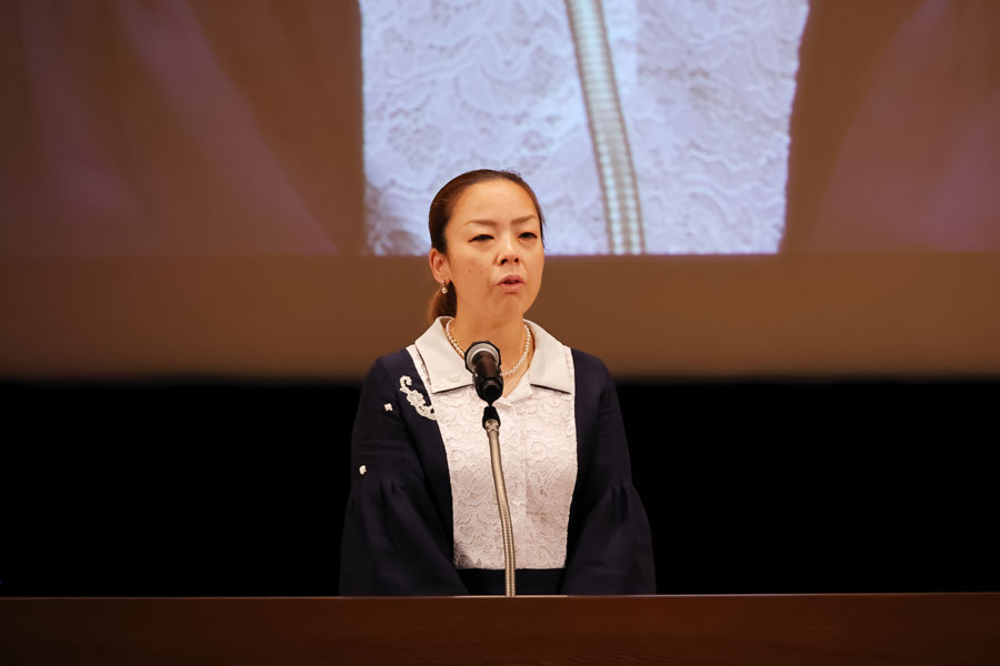 おことばを述べられる瑶子女王殿下